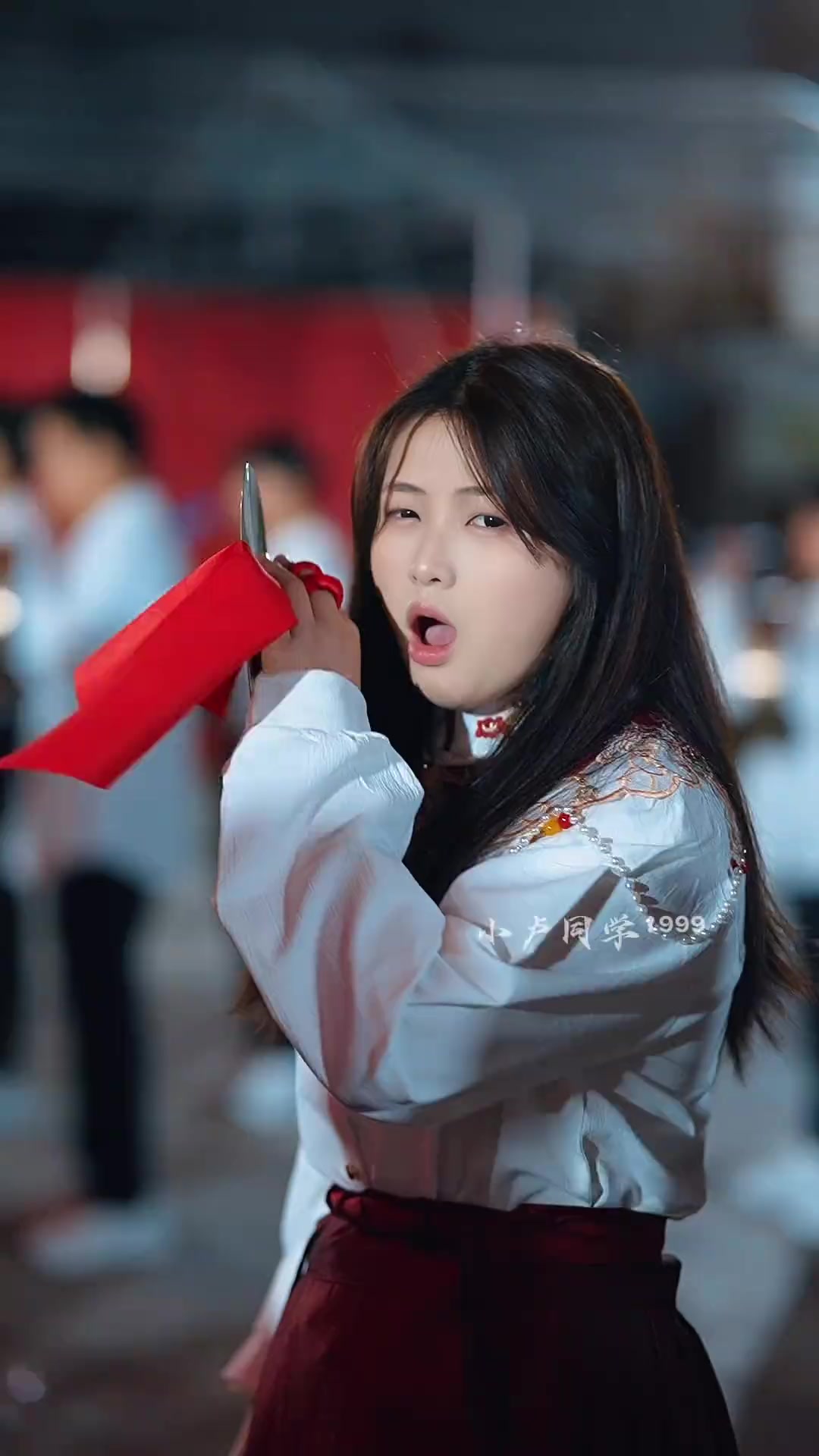 乌窖锣鼓队打镲妹卢泽欣打哈欠被抓假装挠头