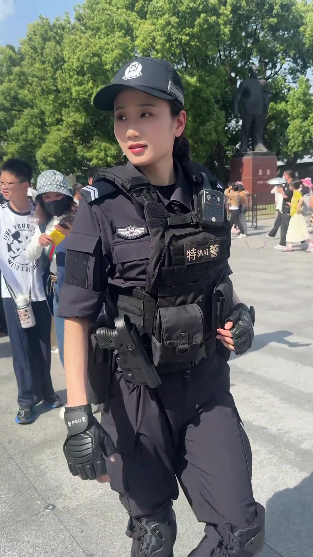五一假期,上海外滩邂逅英姿飒爽女特警,巾帼风采引人注目