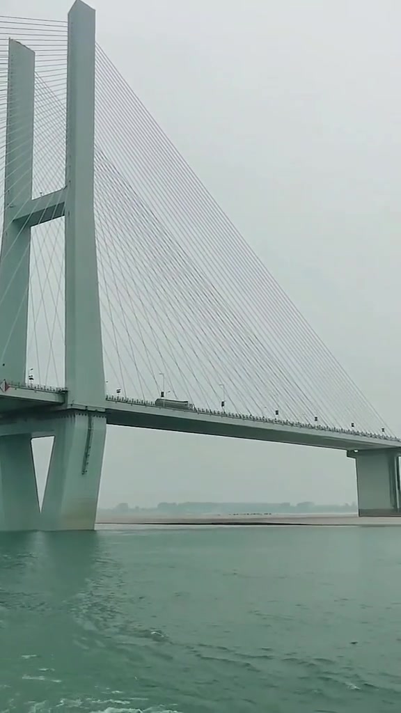 荆州长江大桥,现代化公路斜拉桥,交通枢纽重要组成部分