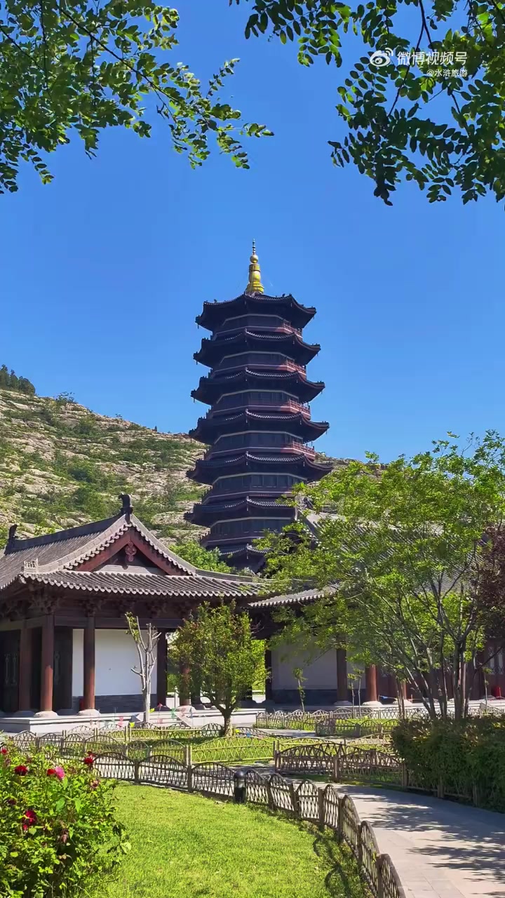 梁山春园景区位于梁山县老城区龟山脚下,与梁山风景名胜区遥相呼应