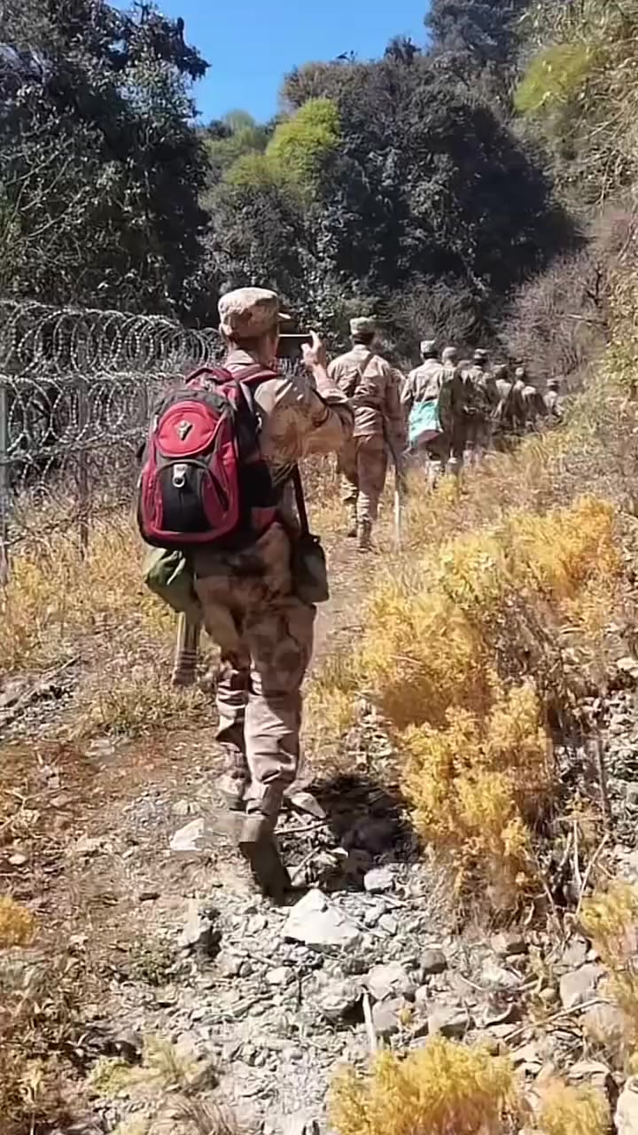 云南边防巡逻民兵,翻山越岭守护边境
