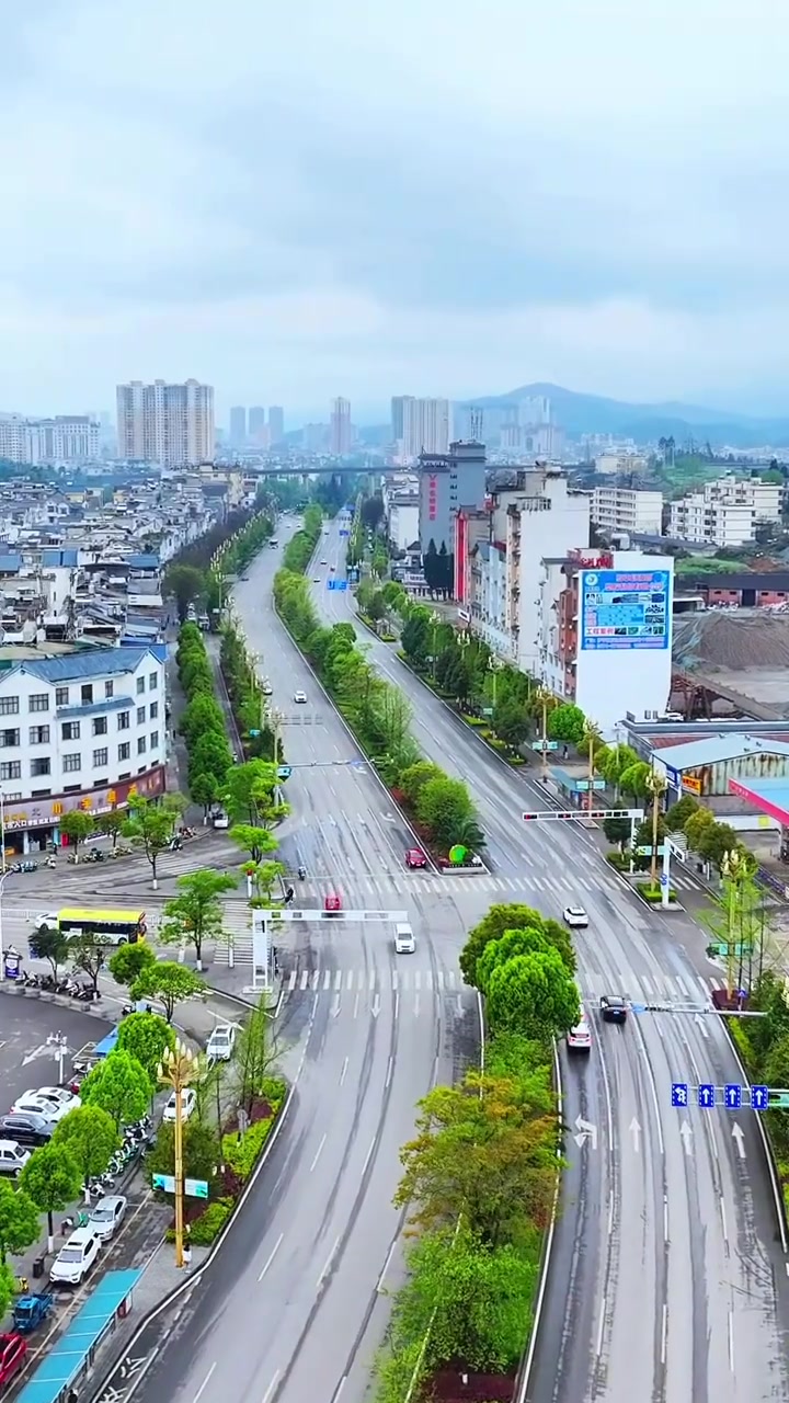 这里是罗平,罗平有着世界最大天成后花园基地,东方后花园,鸡鸣三省之