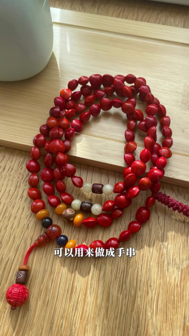 海南红豆质地软,海红豆质地硬,相思子一侧是黑色.做手串的是海红豆