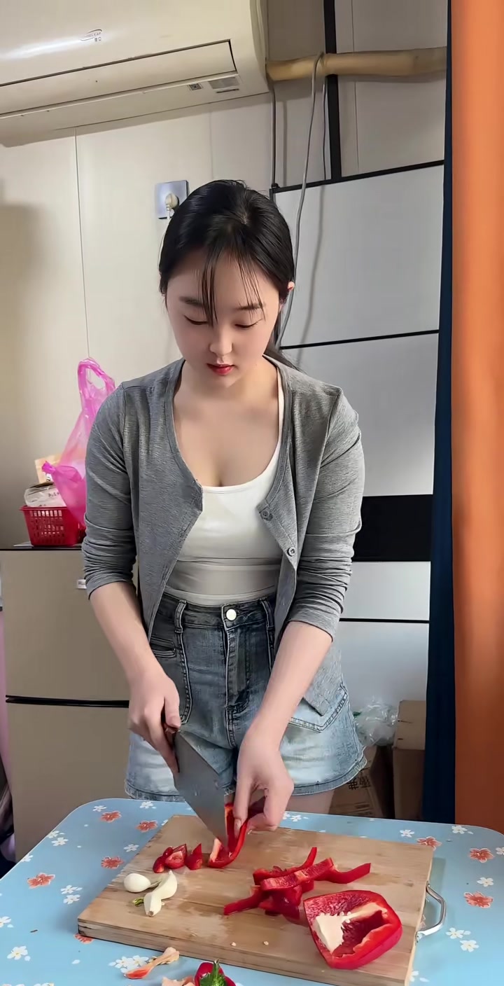 99年25岁了,普普通通的打工妹,会做饭,不抽烟,不喝酒,会持家,还会孝顺