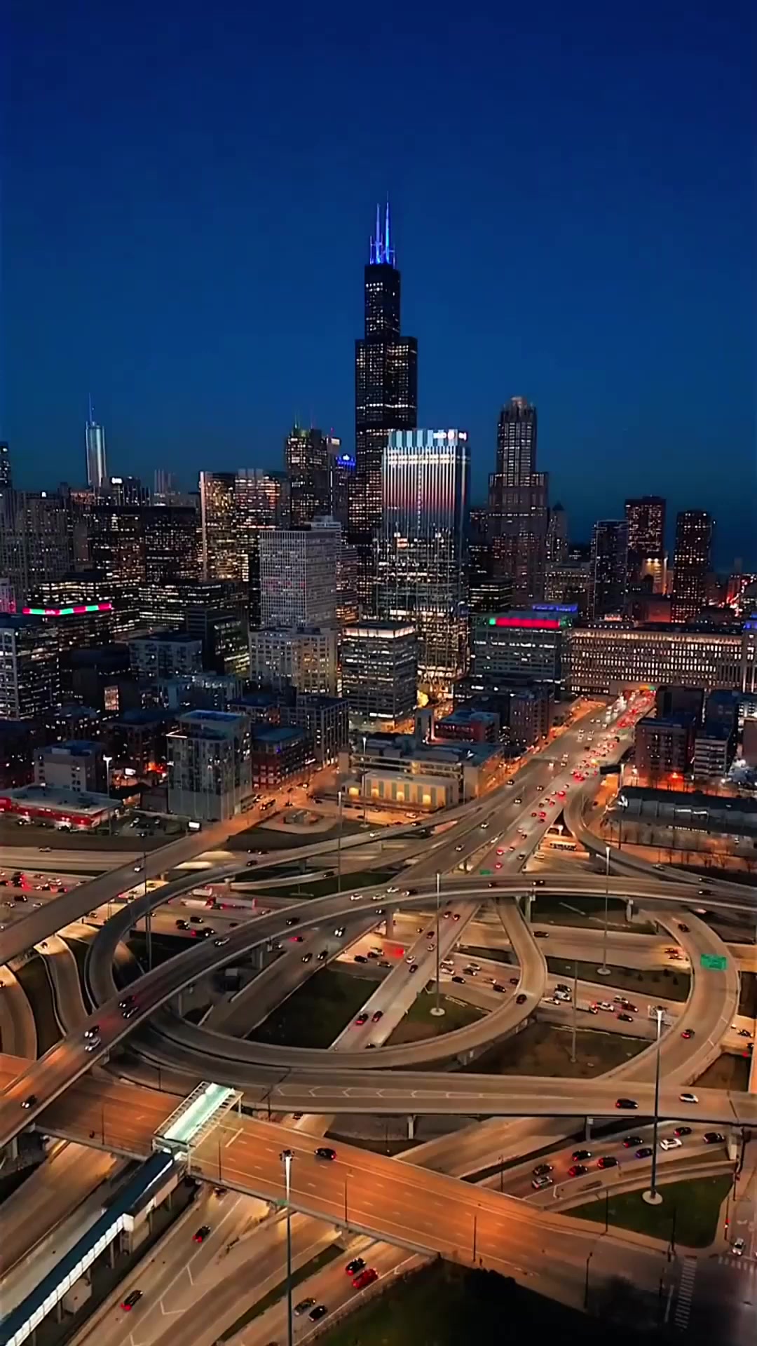 端午游玩,芝加哥的夜景以高楼大厦的璀璨灯光和现代建筑为特色