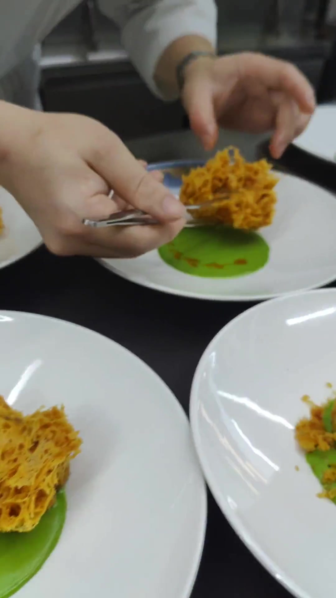 绿咖喱蜂窝生蚝,不断的尝试新的才能进步,咖喱清新醇香,微辣香甜