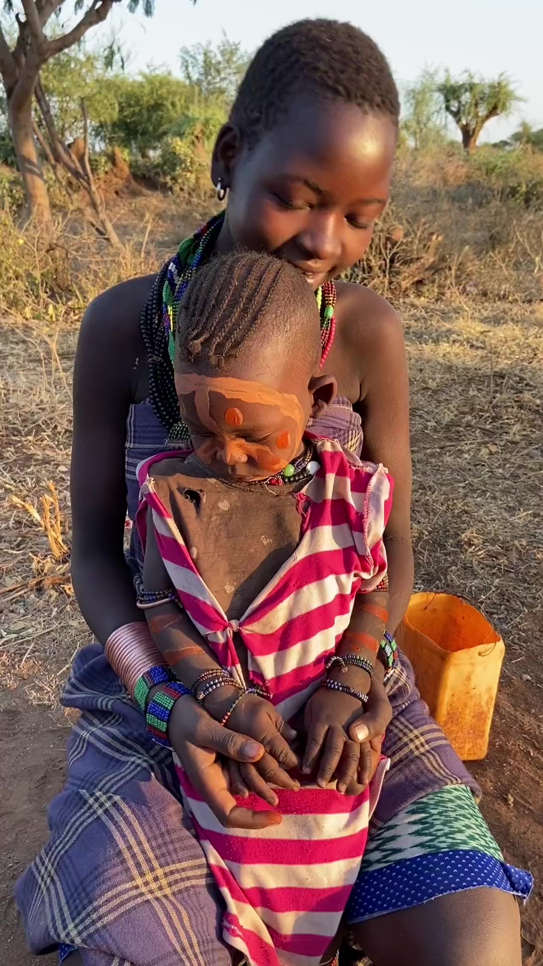 非洲原始部落小儿子脸上画的东西,啥意义?