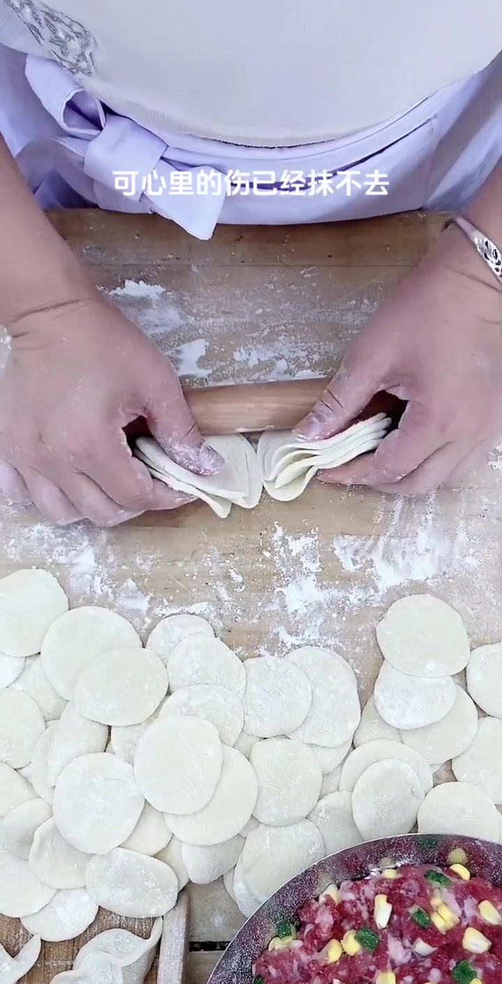 双手擀多张饺子皮教程