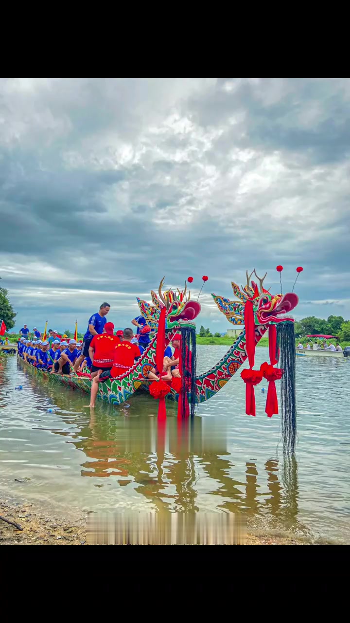 我说揭阳的传统龙船最漂亮,在座的各位没意见吧!