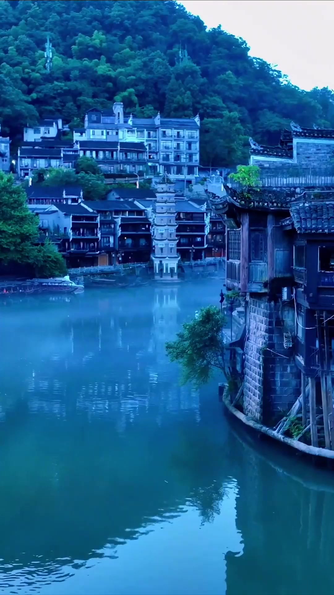 夏日旅行,湘西凤凰古城,湖南十大文化遗产之一,在沱江两岸历经