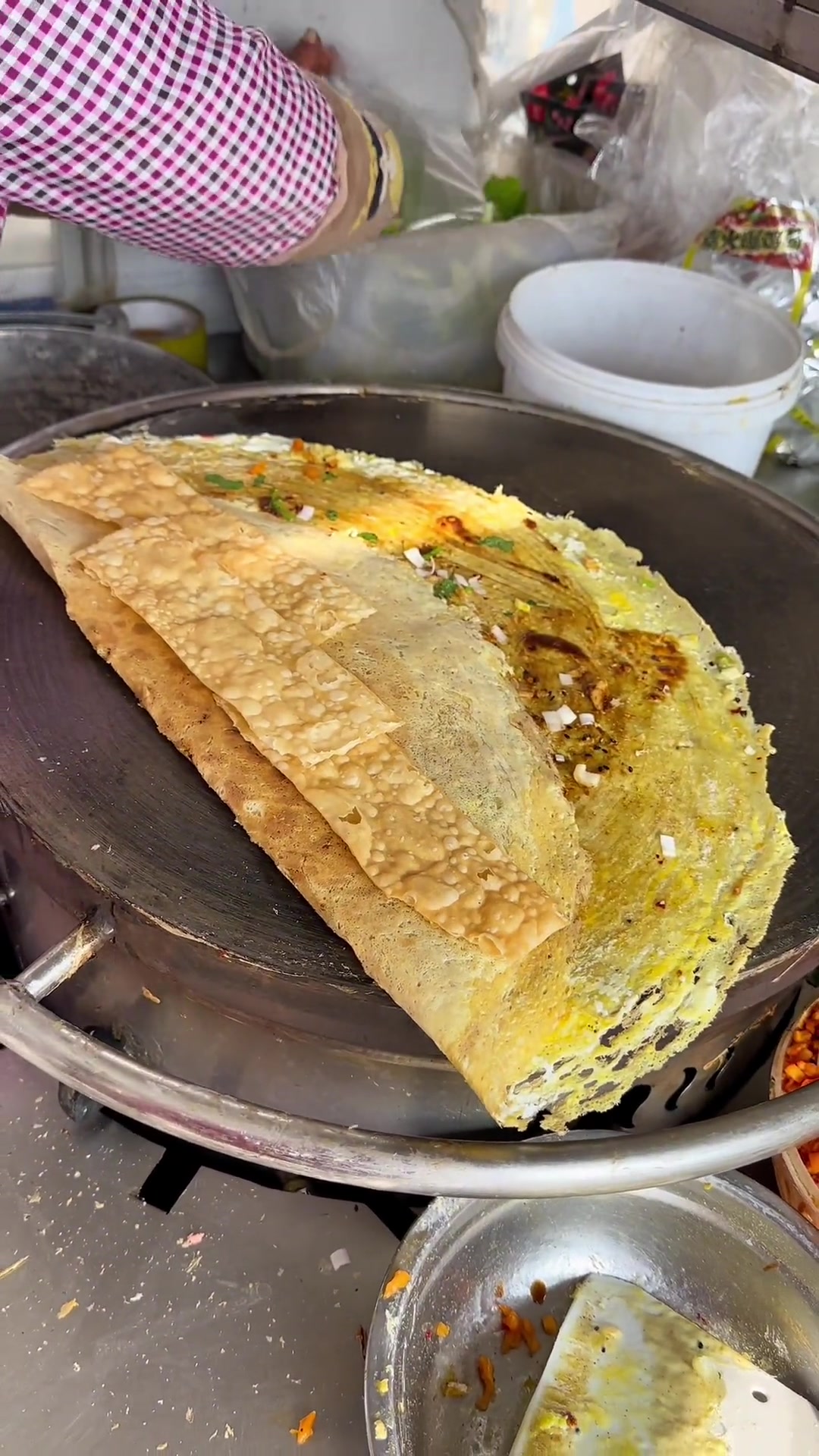 学校门口路边摊教科书级别杂粮煎饼双蛋的6块钱一个