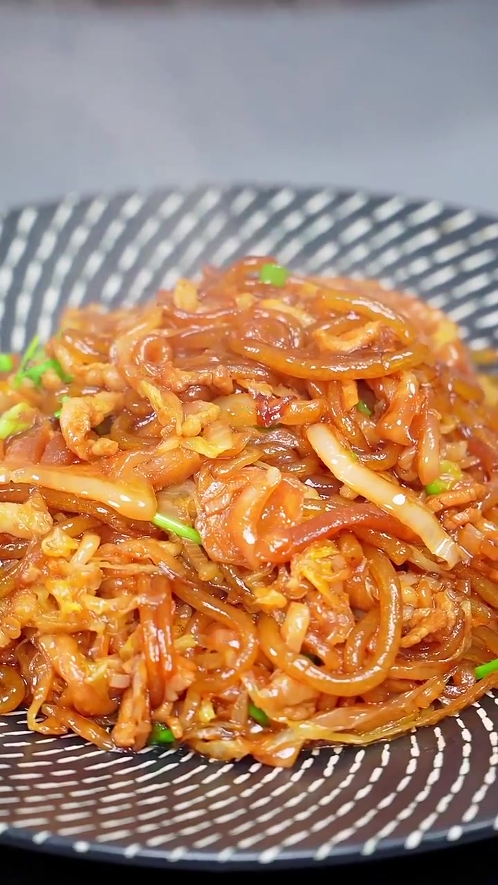 东北名菜酸菜炒粉条,神仙来了都想吃两口,酸酸辣辣很开胃!