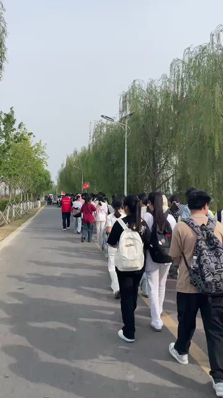 沈丘县全峰中学,八年级1600余名师生踏青,徒步往返20余华里,青春之火