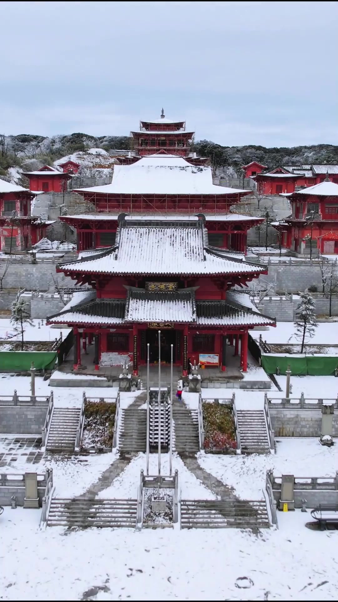 夏日旅游,金佛山下雪了,下雪的金佛寺美景.旅游推荐