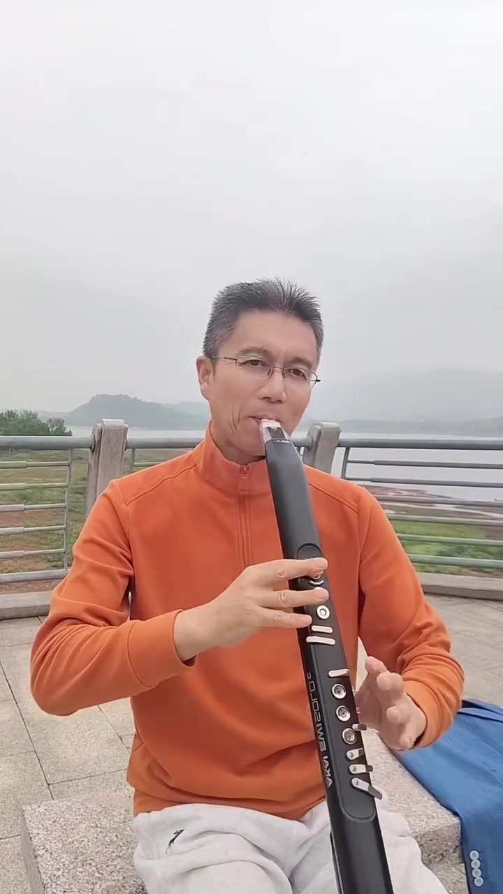 我把故乡比苏杭,在宜兴阳羡湖用电吹管演奏此曲