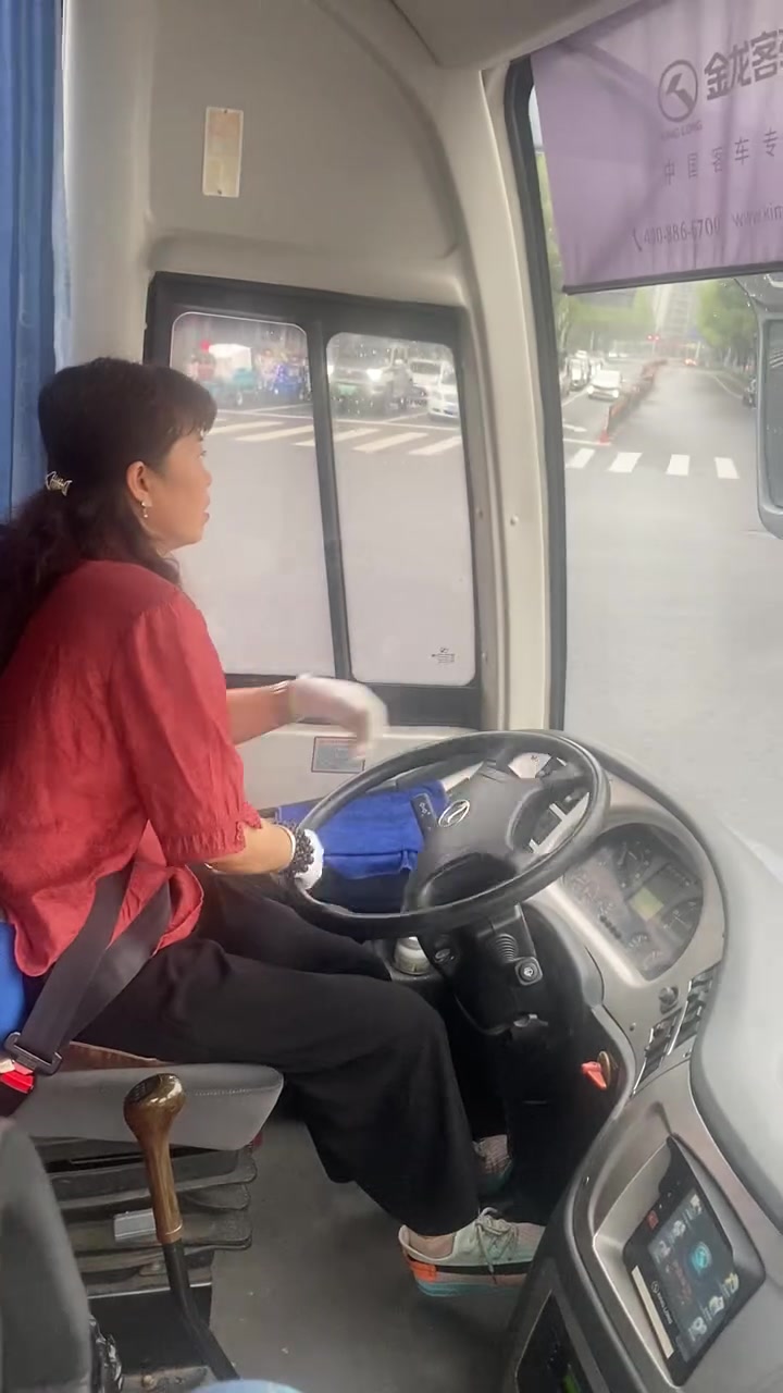 卡车女司机的艰辛,职业路上的挑战与坚持