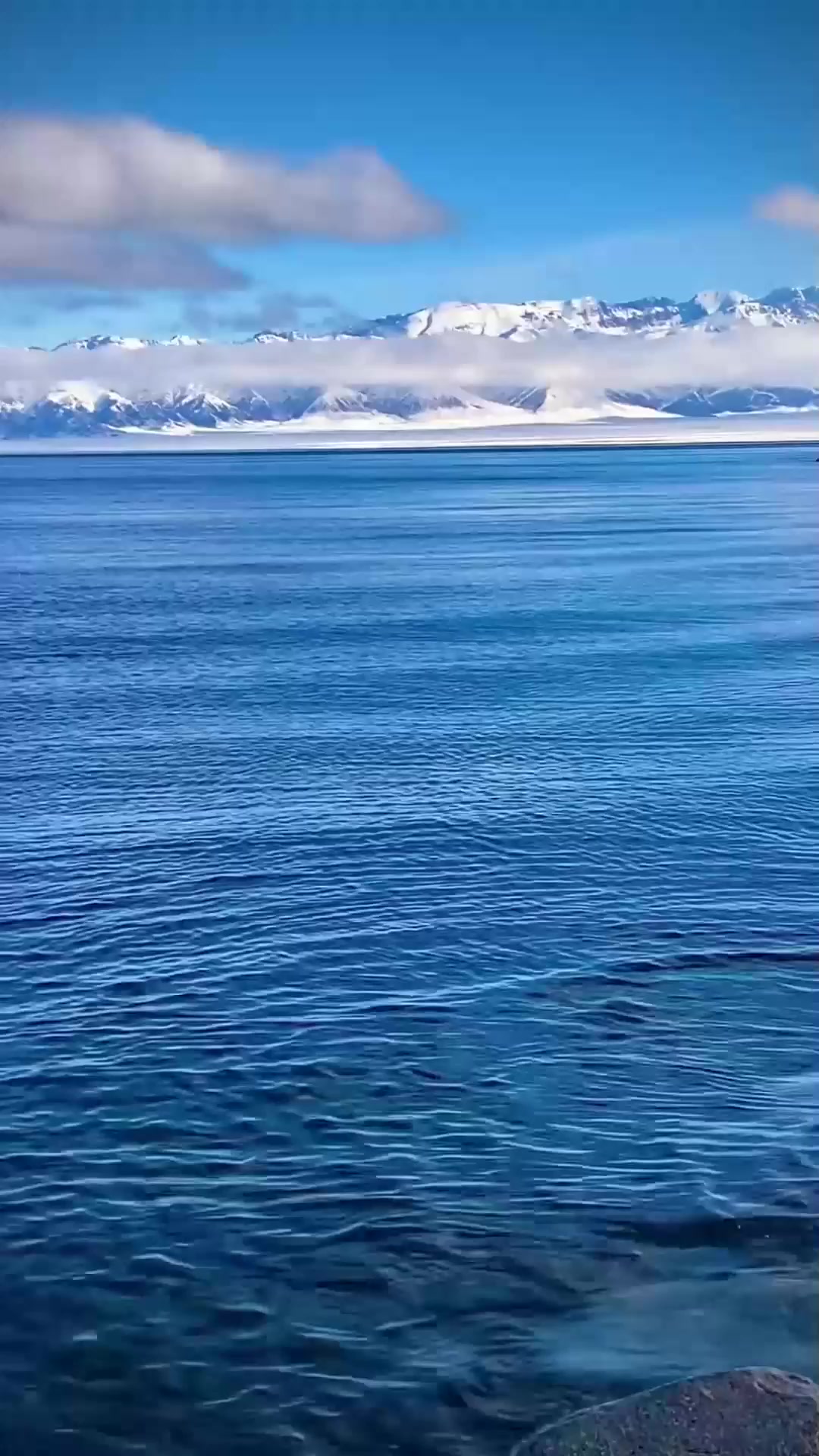 赛里木湖拍照蓝色，旅游帮手