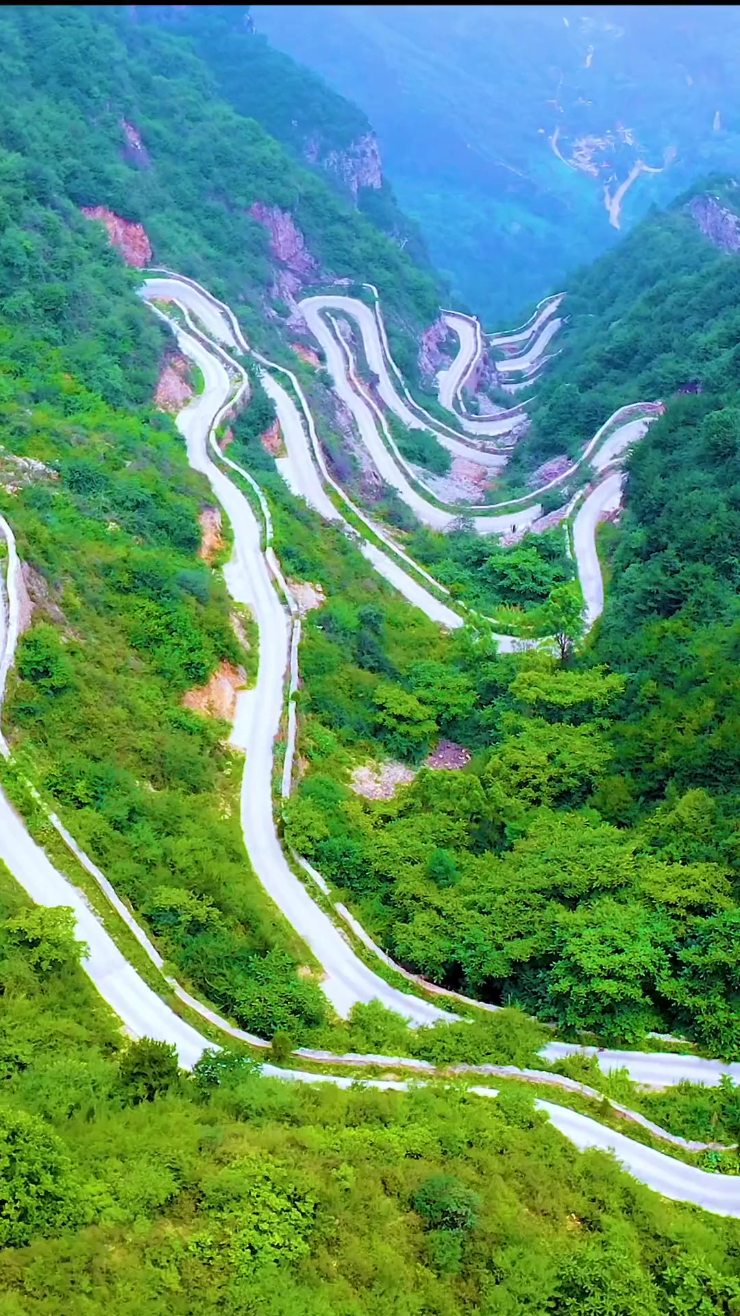 夏日旅游,太行深处有这么一条盘山路,犹如一条巨蟒倒挂在海拔1