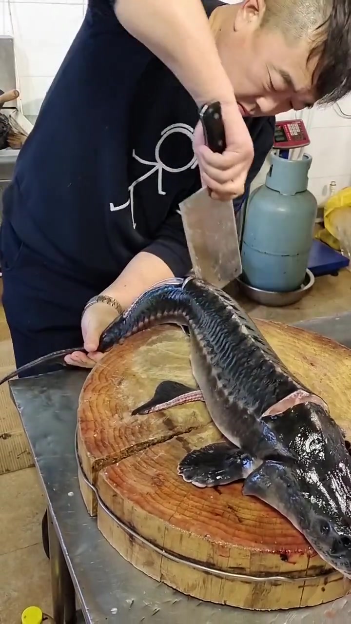 松花江鲟鱼六吃,现抽筋,这真好使!