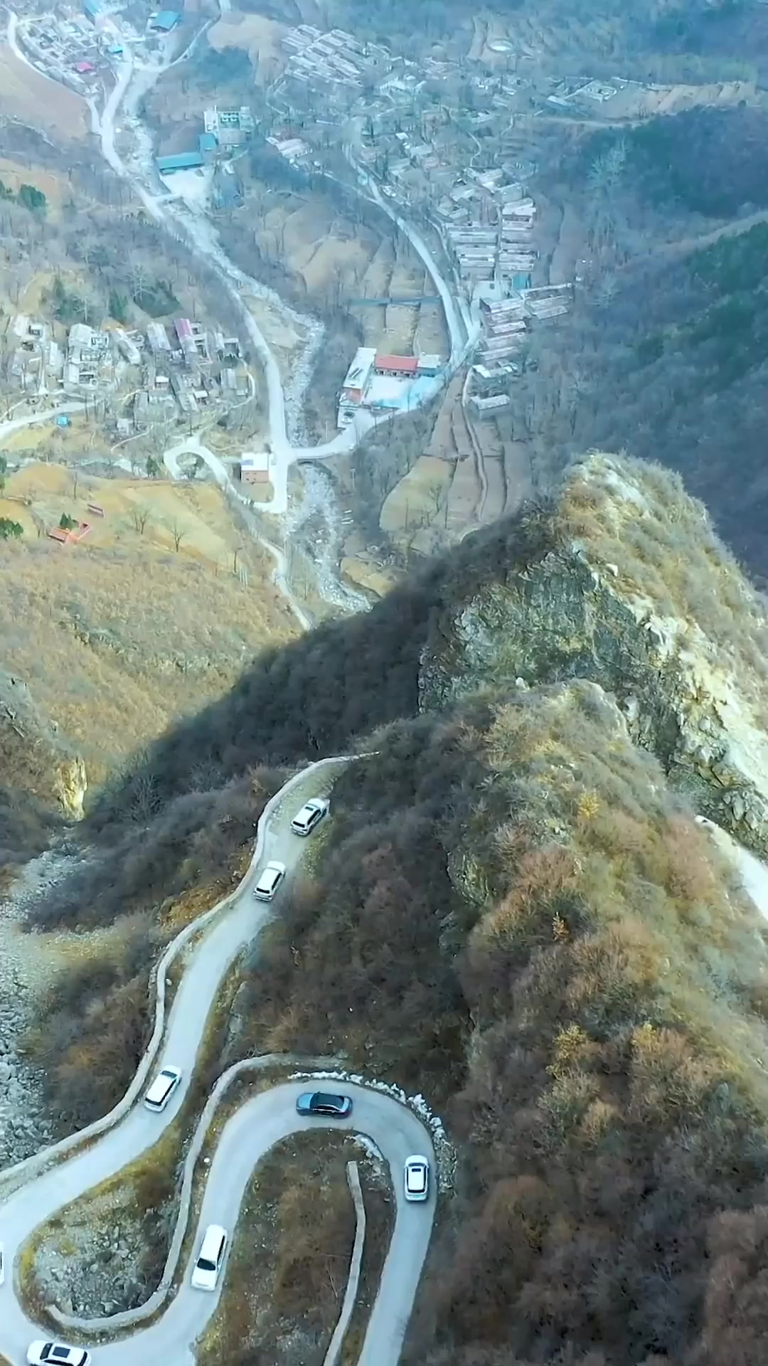 夏日旅游,太行大垴盘山路,海拔一千四百多米,九曲十八弯吓退了