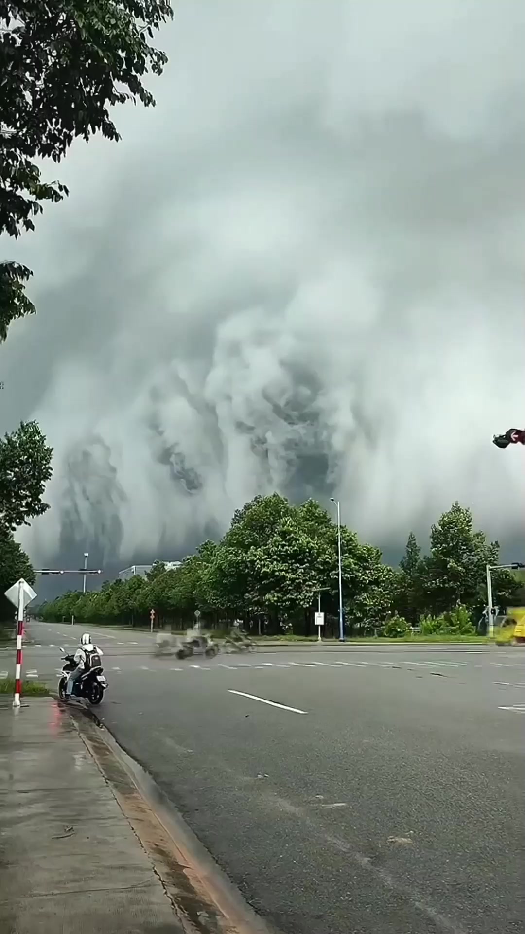 夏日旅游,台风来临前天空的压迫感 相比大自然人类还是太渺小旅