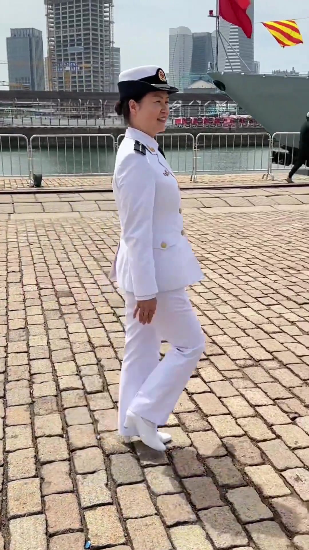 美丽与坚强同行,海军女兵的无畏英姿