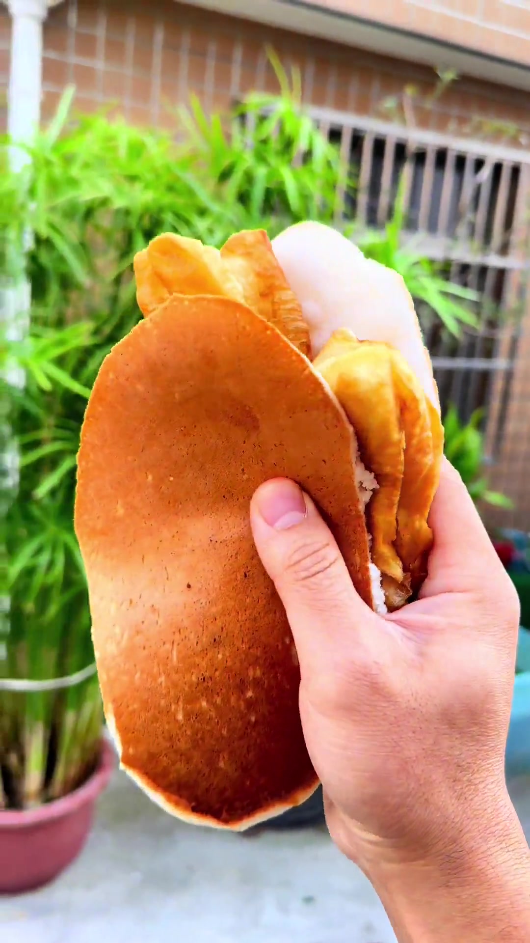 在盐城,无论如何也要尝一个亲手包的"米饭饼夹油条"