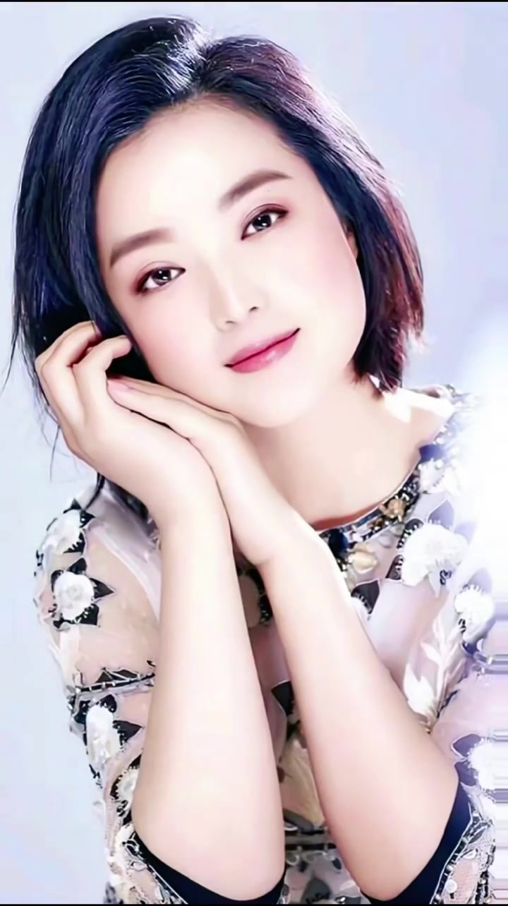 白雪,1975年出生于浙江乐清,毕业于解放军艺术学院,北京大学,内地女