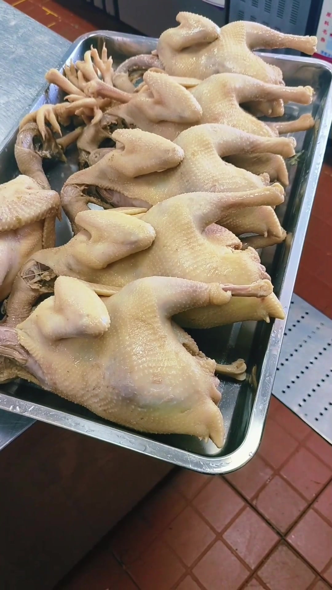 脆皮咸鸡:选蛋母鸡先腌后卤,皮脆肉香