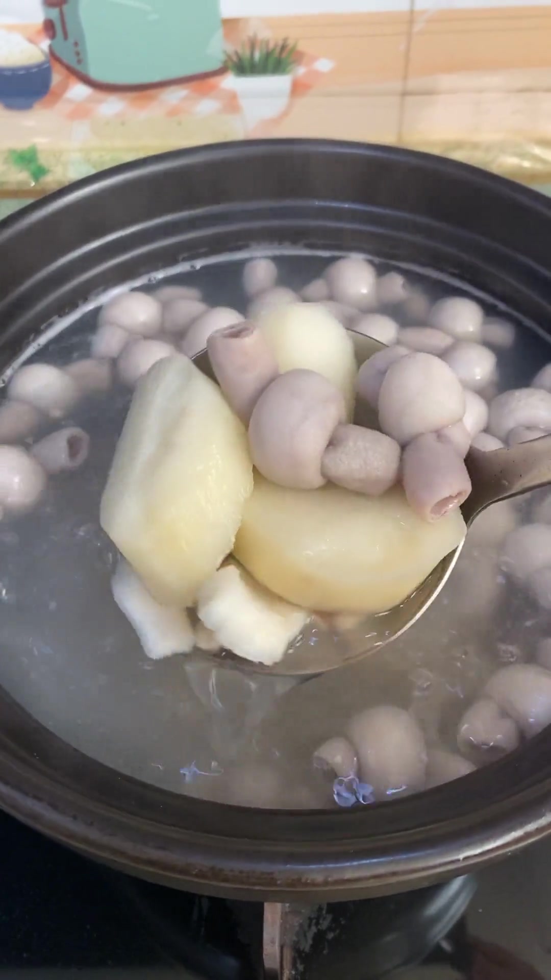 小肠茯苓莲子淮山芡实煮法:砂锅加水炖煮调味