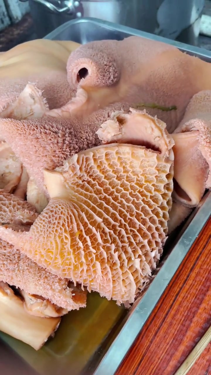 用当天新鲜的本地黄牛肉做的酱牛杂