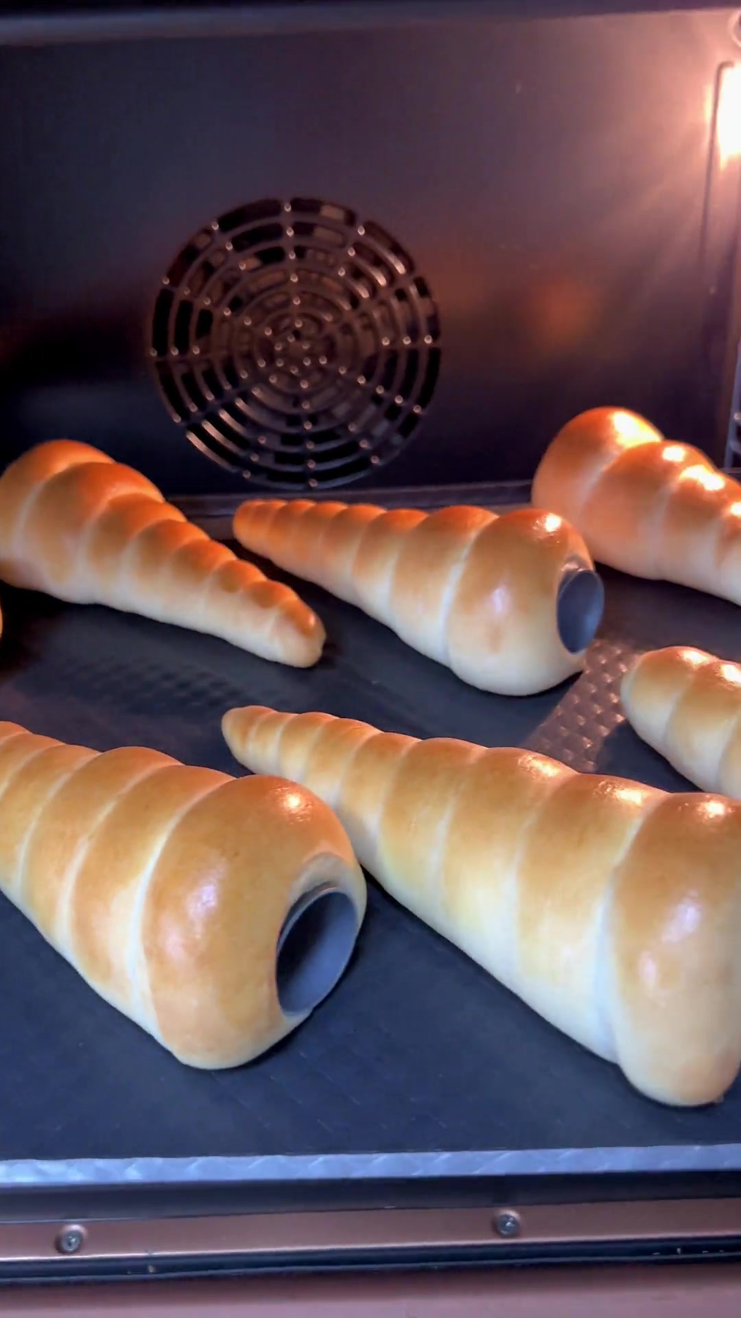 头一次做大米面包粉的海螺面包,第一个卷的不太好看,卷着卷着就熟练了