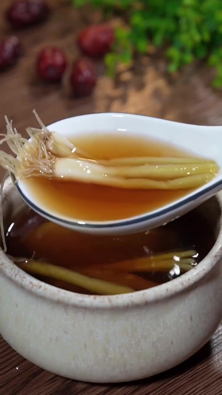 红糖姜汤加葱白煮水喝,二十克糖三片姜两段葱三百毫升水