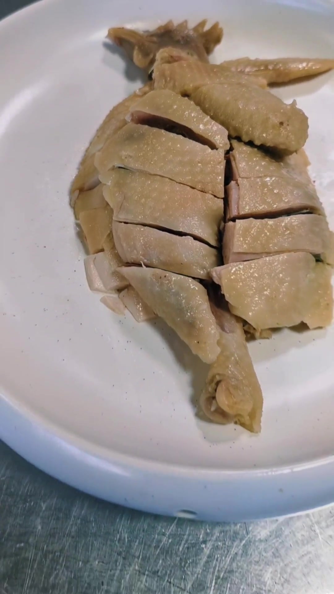 脆皮咸鸡,适合这个季节,腌制过在煮制,更入味,皮脆肉香