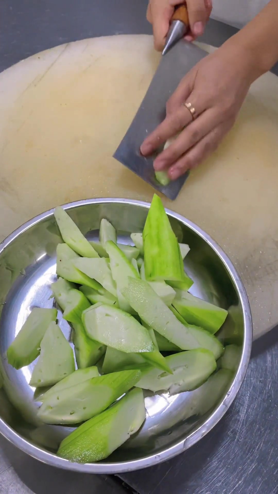 一道我们开化的家常美食,叫做"丝瓜千层糕",既简单又下饭呢!