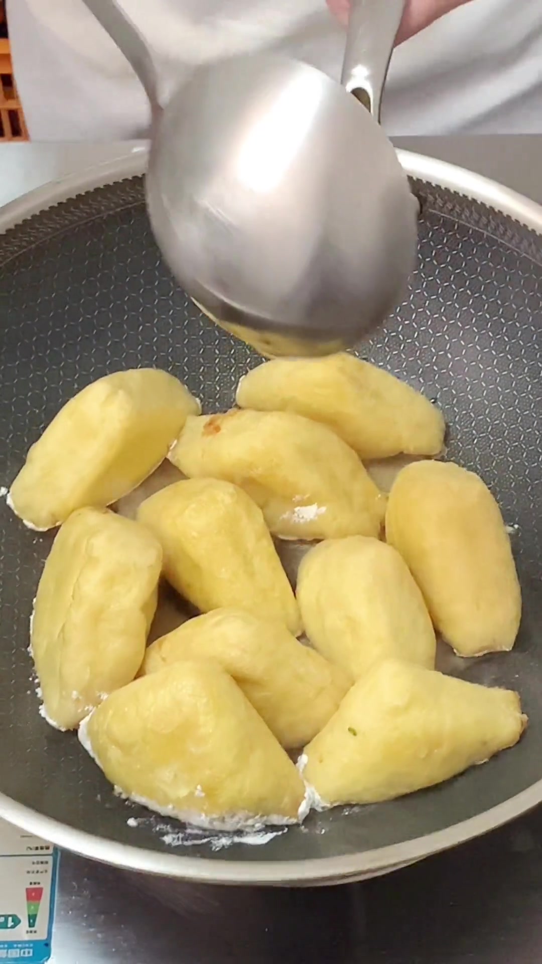 油三角现在可不是每天都能买到的了,今天用油三角来做一道,油三角塞肉