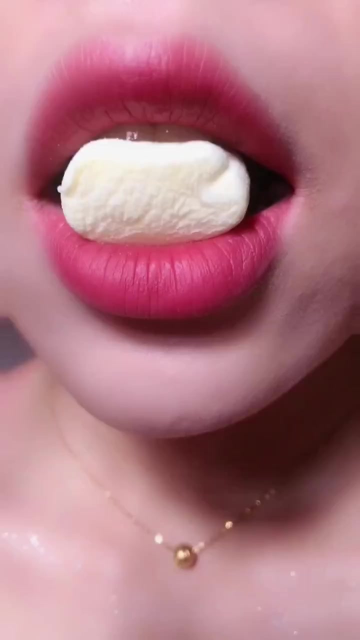 吃点小零食,嘴巴好看吧