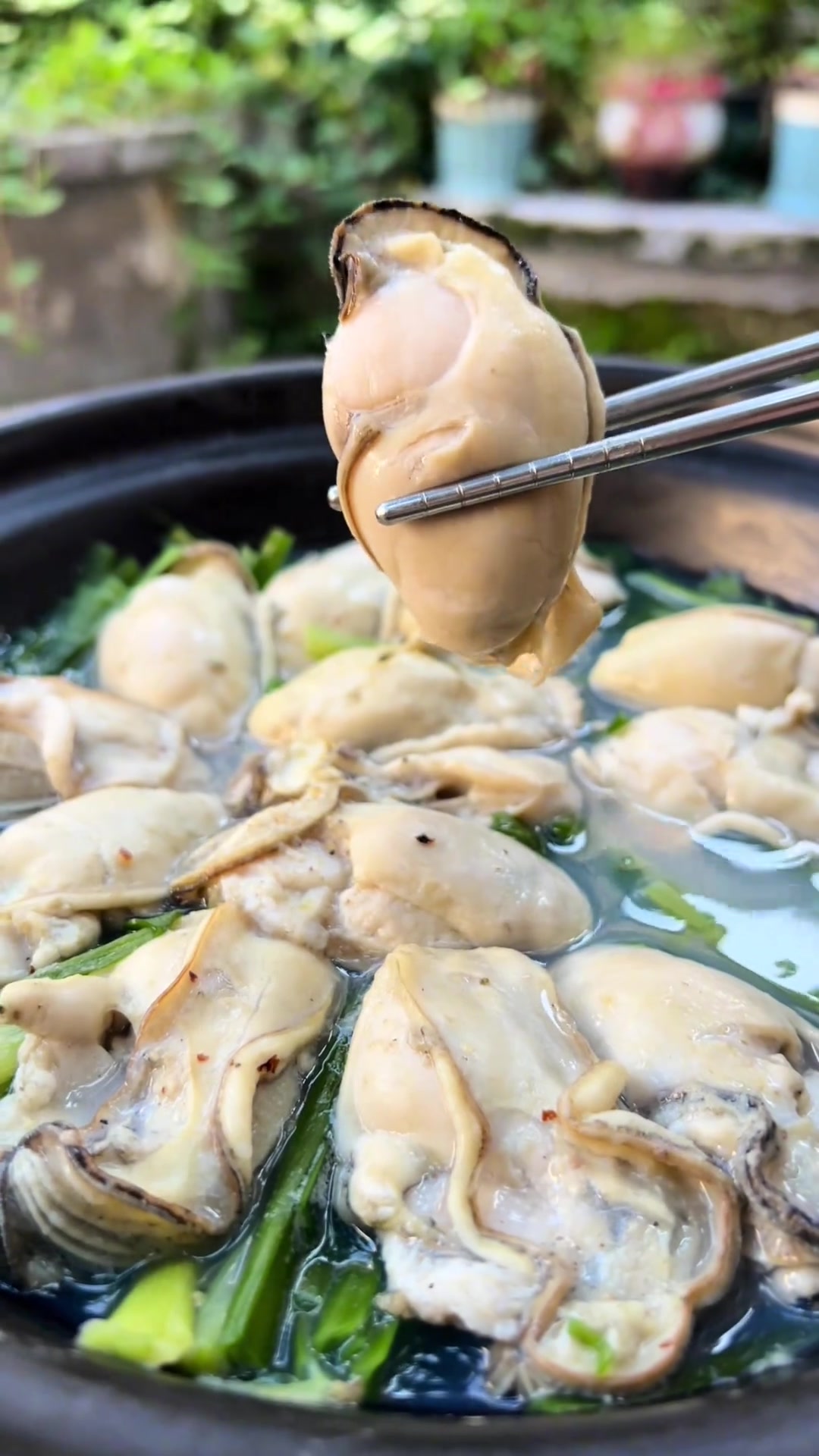 韭菜浸生蚝大热天时,吃一道清清地的菜式,非常舒服!