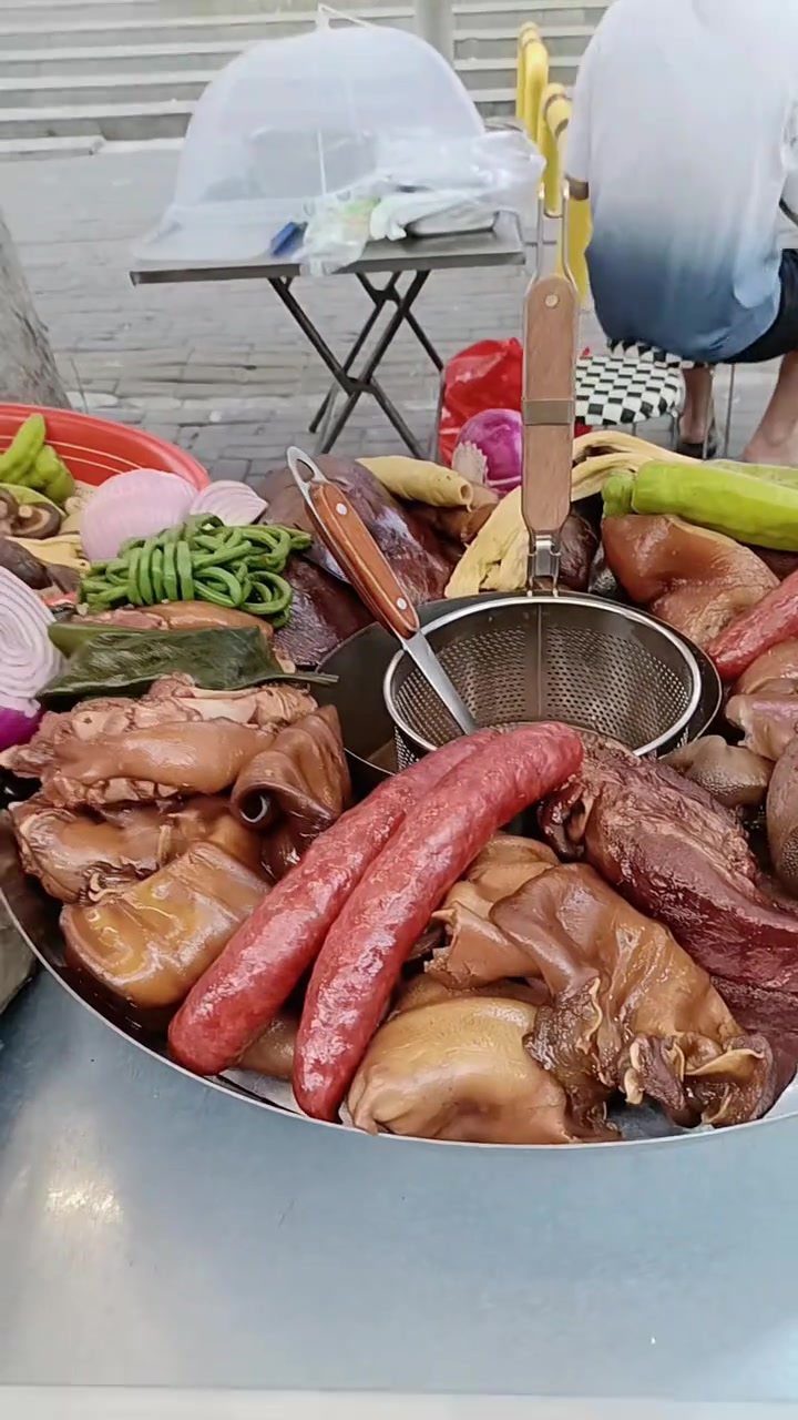 大骨头大锅卤肉卤菜出摊了欢迎大家来到品尝美食荤素搭配