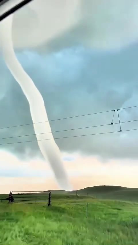 昨天有人拍到了这个最美龙卷风