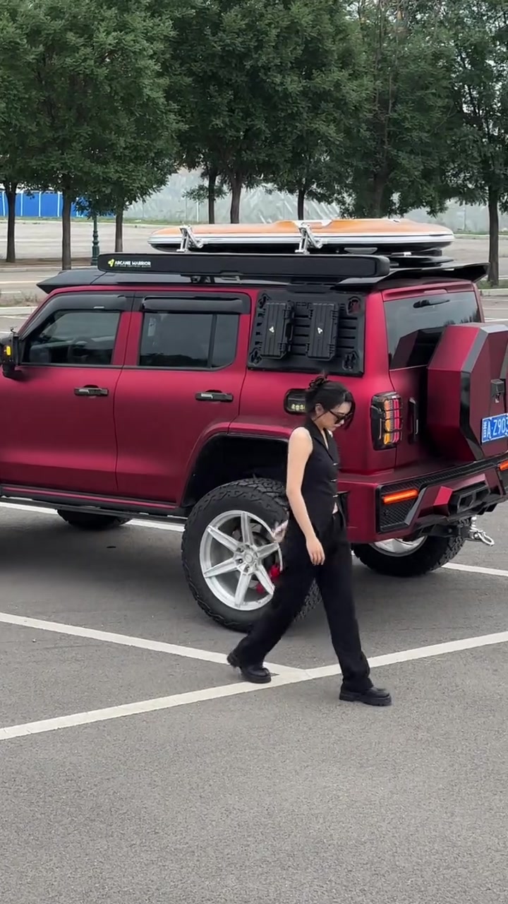 女孩子开硬派越野车,真的很酷,坦克300适合女生