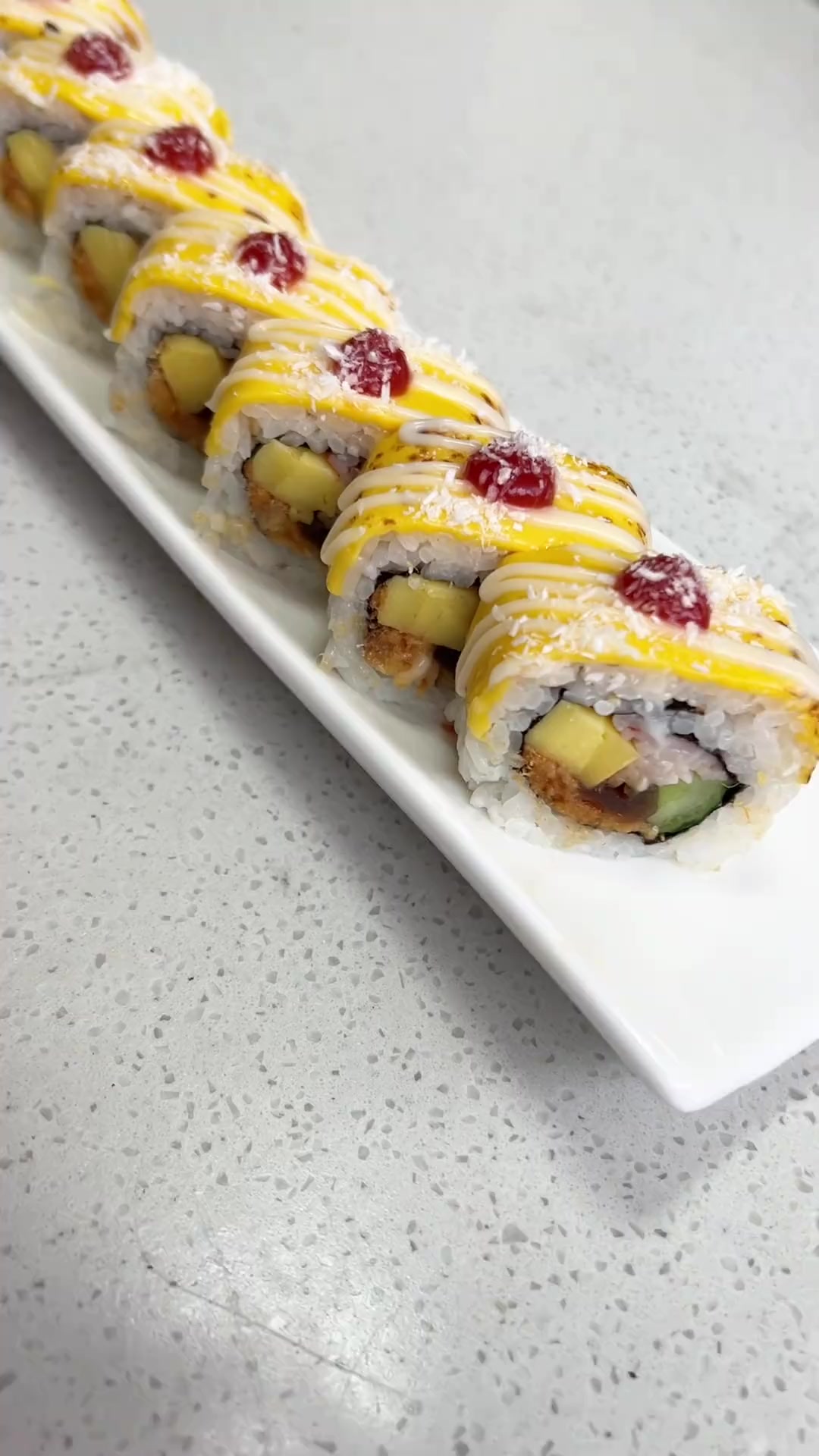 寿司与芝士的创意料理,炙烤至微焦,形成焦香浓郁口感,每一口都满足了