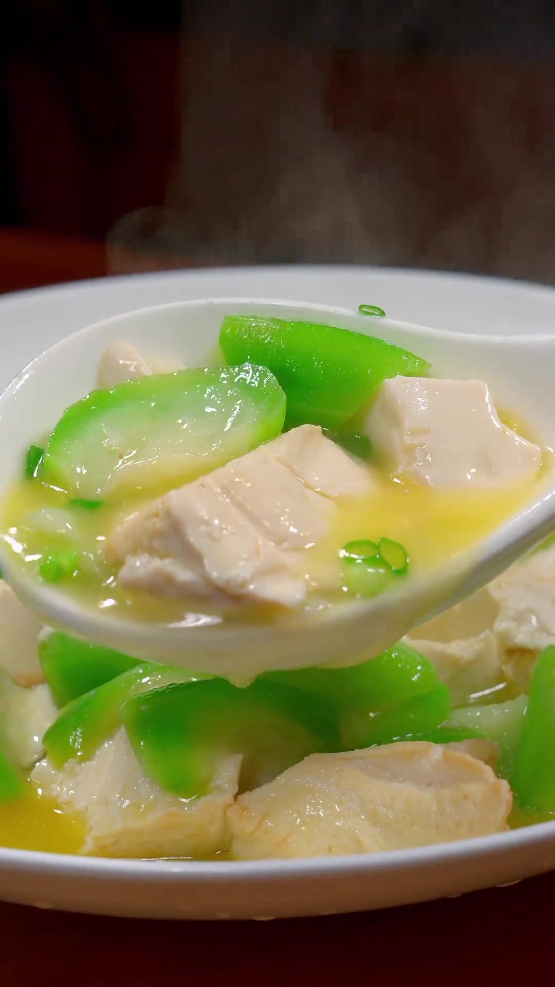 丝瓜炖豆腐,简单搭配,适合炎热夏天