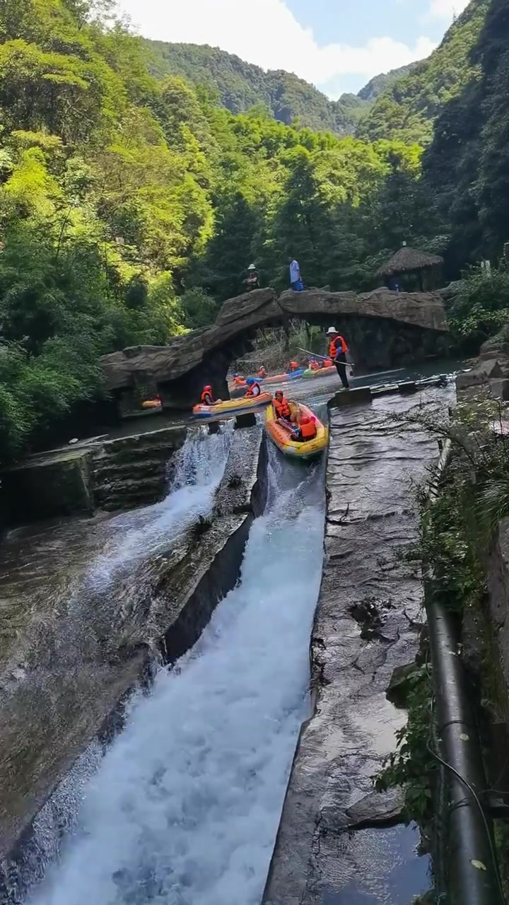峡谷漂流,热闹非凡的夏日水上乐园