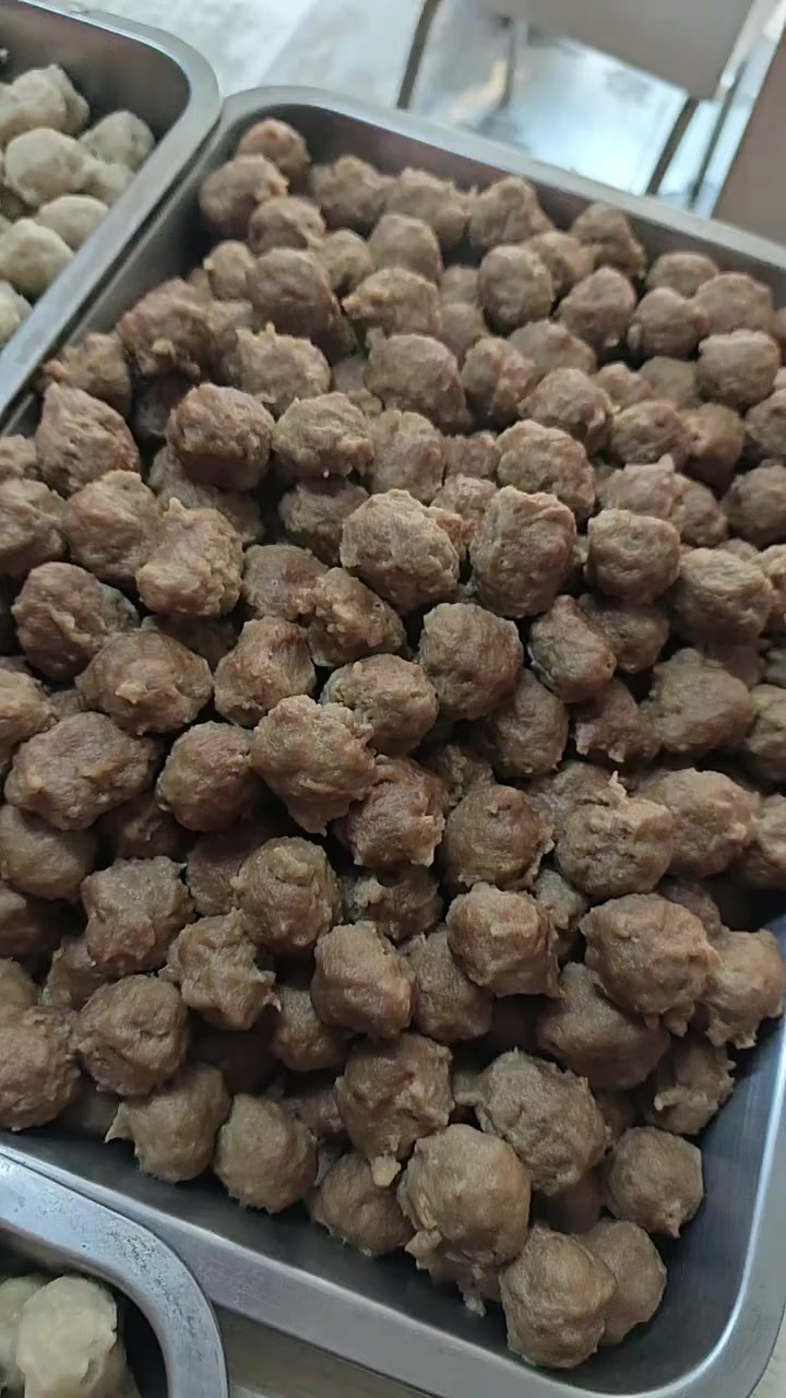 赶快来吃手工肉丸,牛肉丸,猪肉丸,出锅了.新鲜巴拉滚的