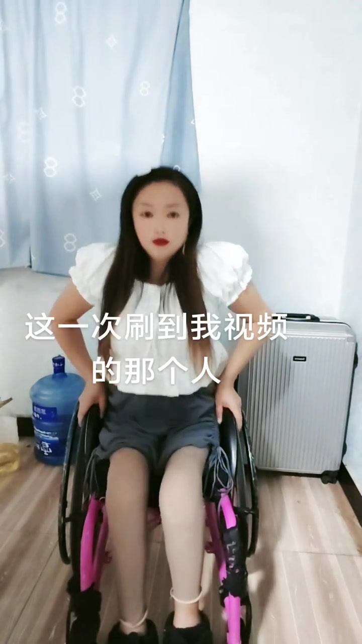 坚强乐观的轮椅女孩!