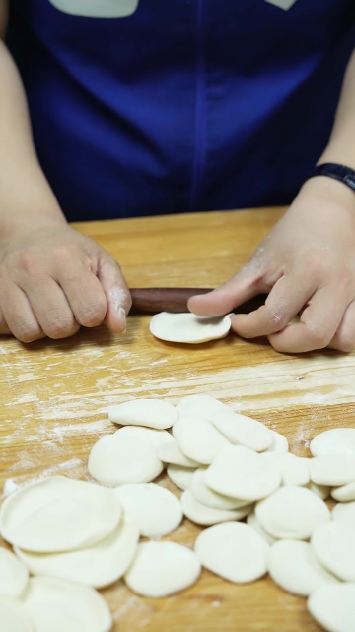 学会这几招,轻松擀出均匀起碗的合格饺子皮!
