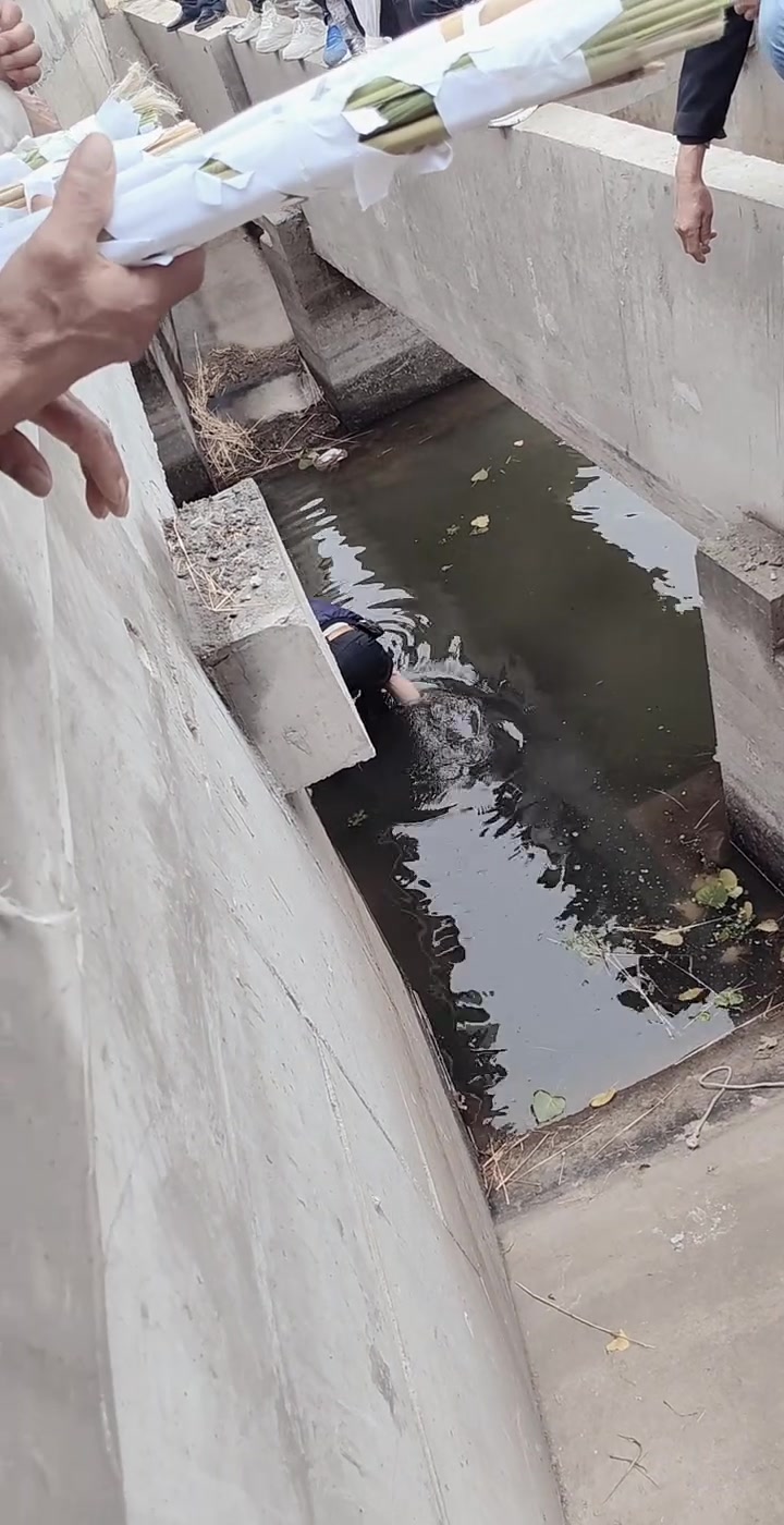 手机掉下去了,真坑