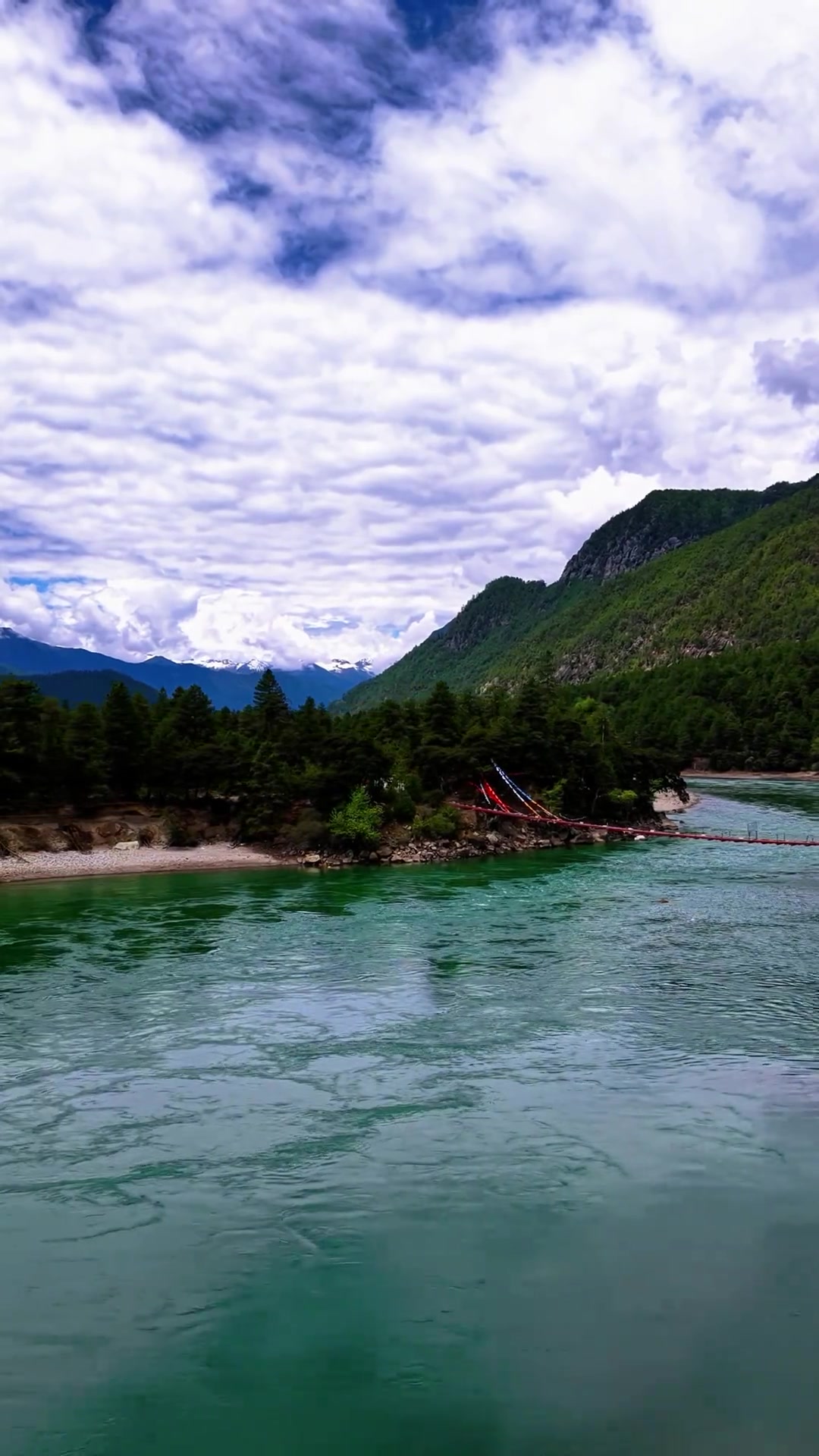 位于西藏林芝市的尼洋河是一条清澈碧绿的河流!