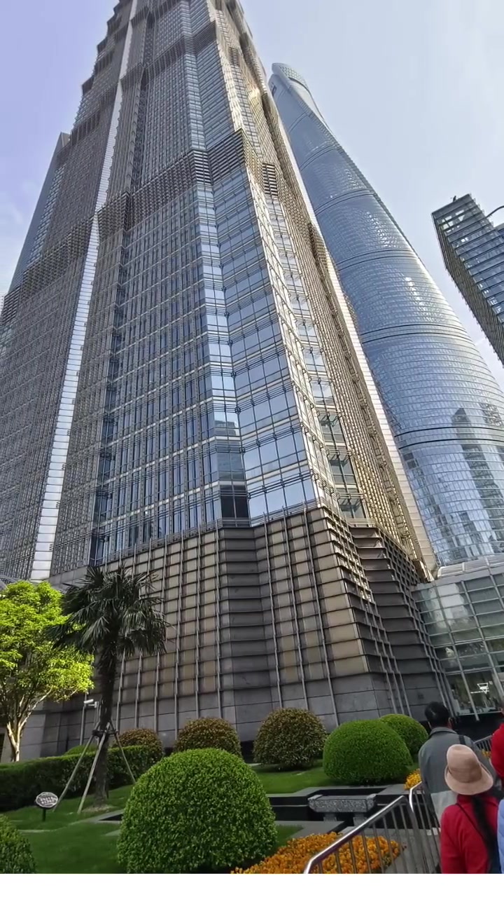 总要来趟上海吧,登一下88层金茂大厦,感受一下黄浦江的风.不枉此行